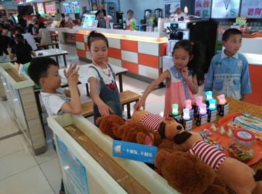 济南美食广场--孩子们在挑选礼物 济南美食广场--孩子们在挑选礼物