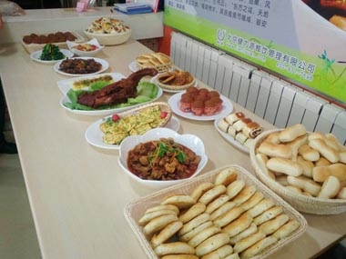 美食节上的菜品和面食展示